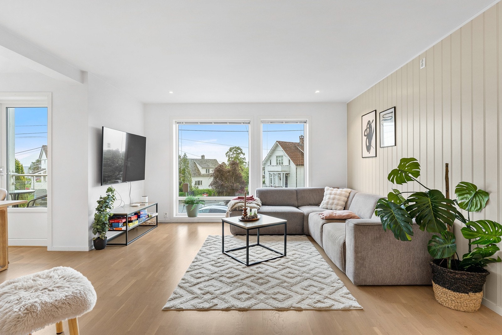 Boligen ble bygget i 2015 og går over to etasjer. Galleribilde