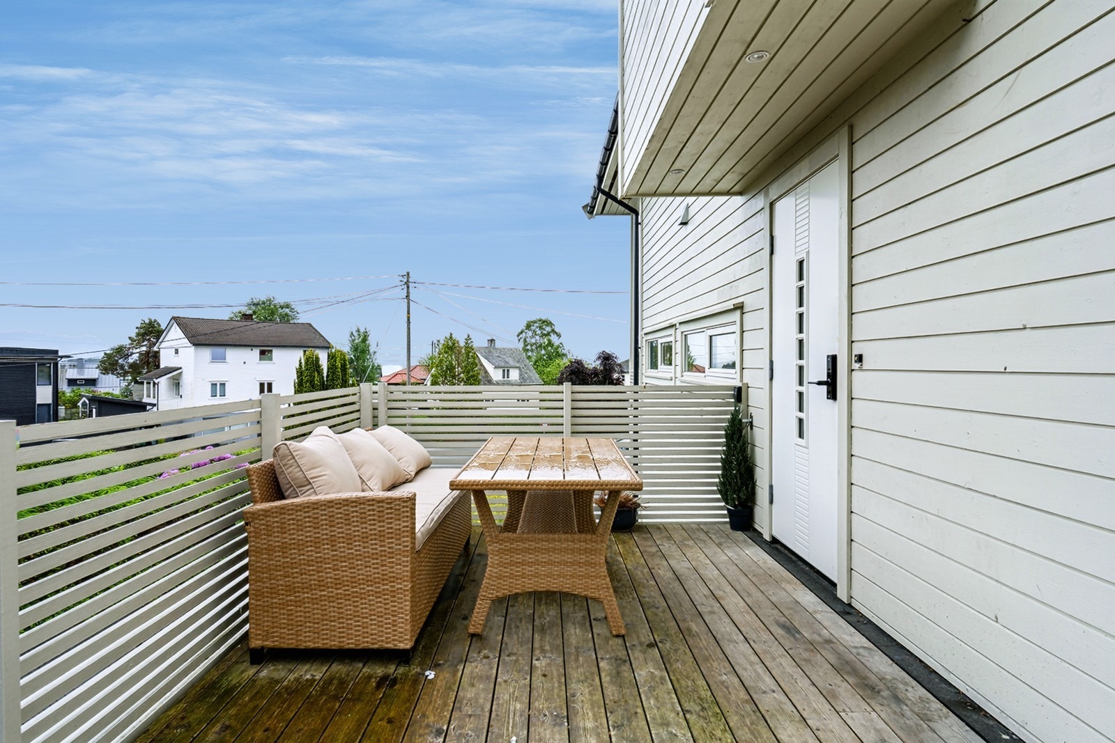 Ved inngangspartiet til boligen finner man en større terrasse. Galleribilde