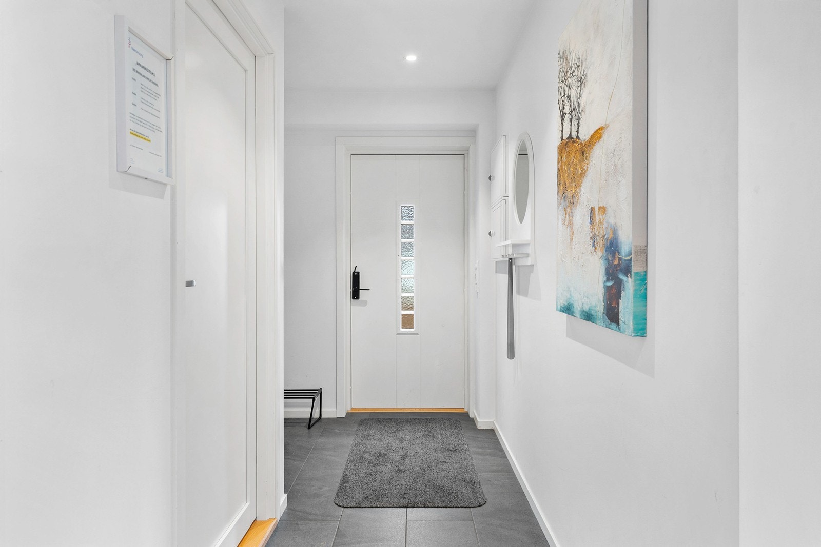 I gangen er det også plass til oppheng av uyttertøy. Her er det også fliser på gulvet. Galleribilde