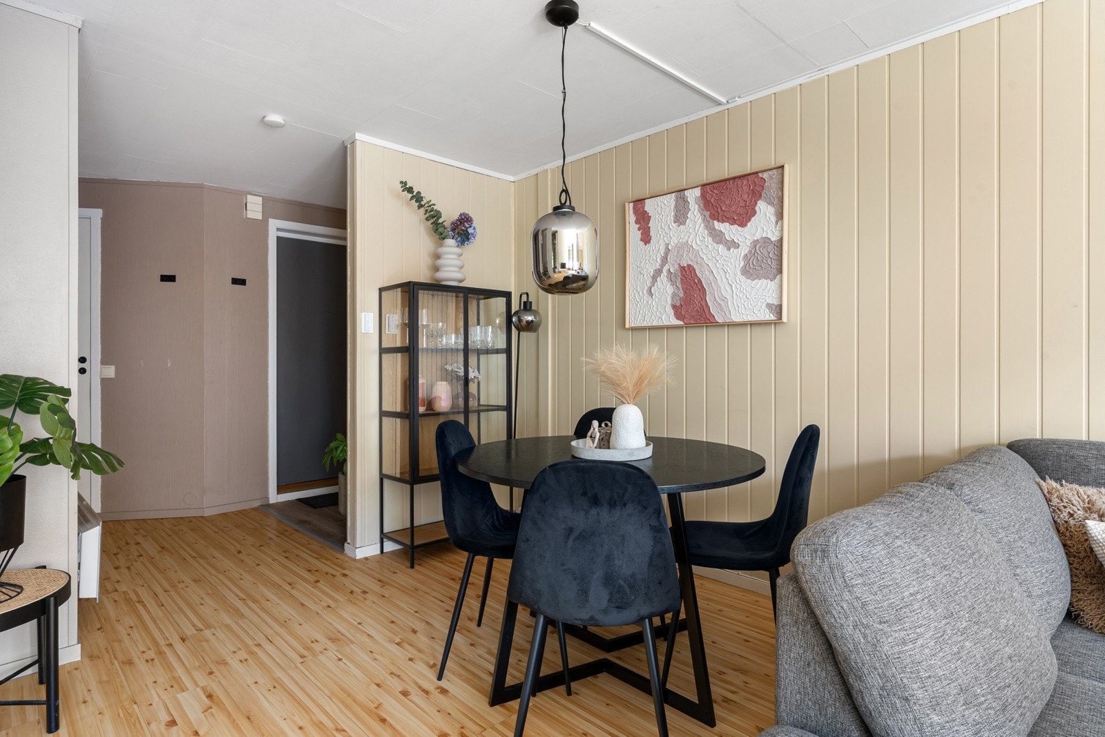 Spiseplassen fungerer som et naturlig bindeledd mellom stue og kjøkken.