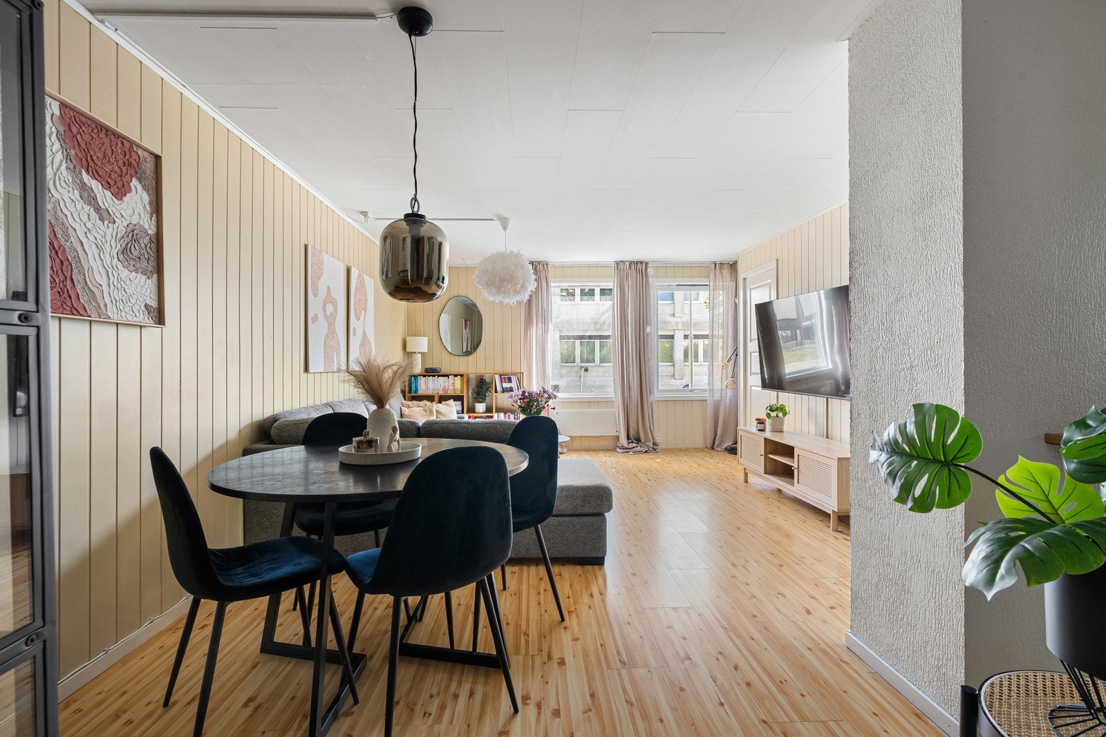 Her er det god plass til stort langbord, hvor du kan samle venner på middag.