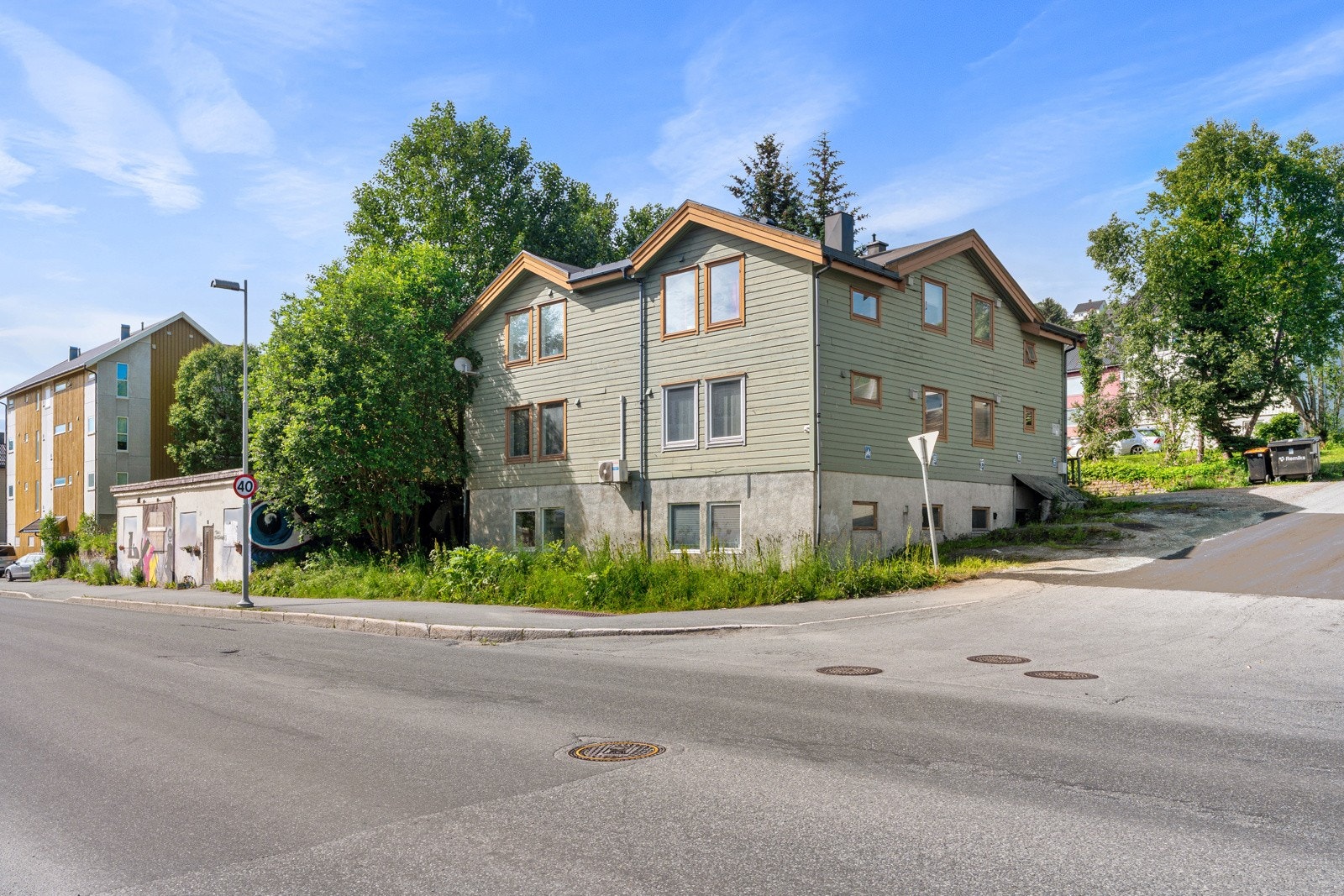 Her bor du sentralt med kort vei til det meste du trenger i  hverdagen. Leiligheten ligger i midterste etasje i sørenden av bygget.