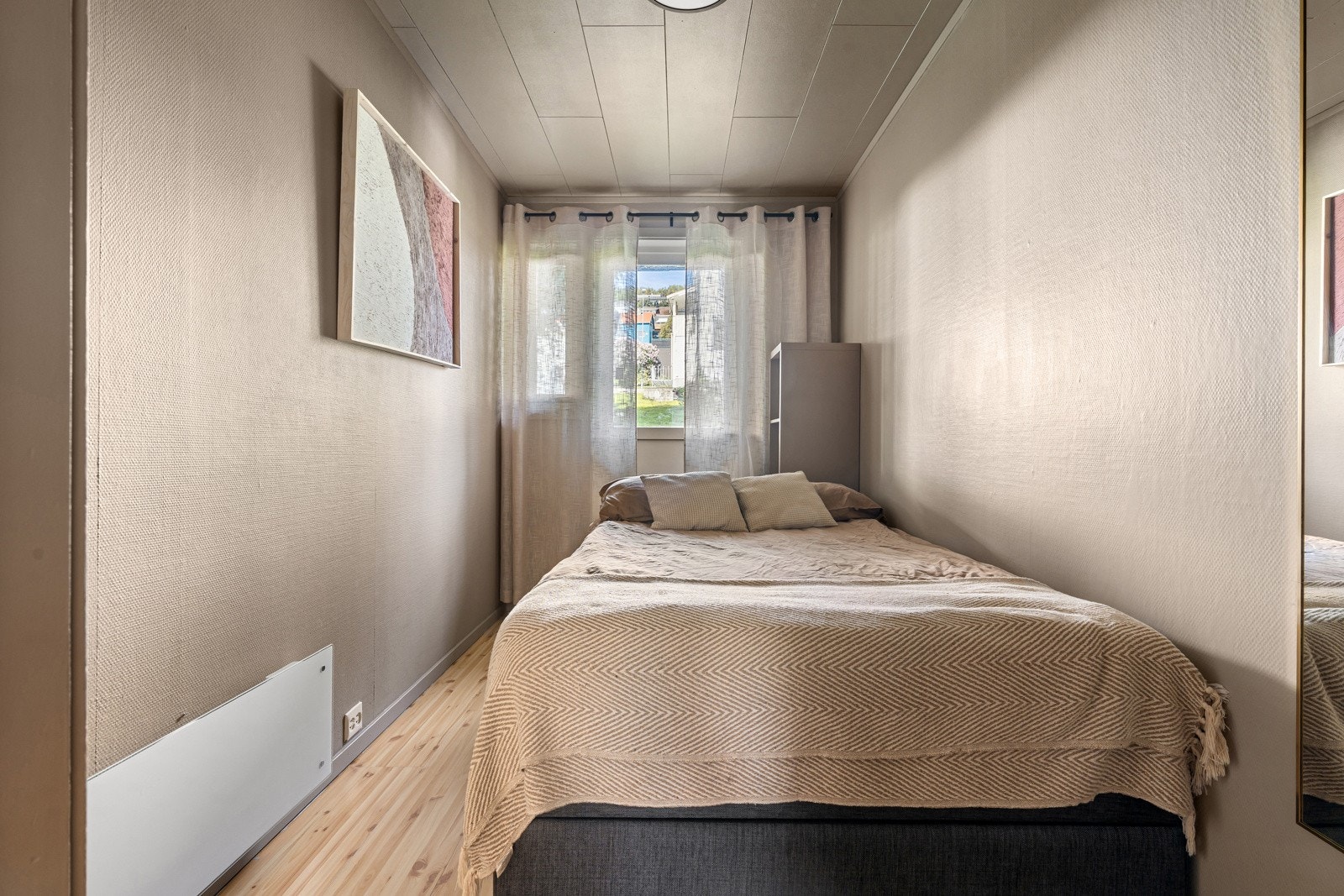 Soverom 2 med garderobeskap og utgang til balkong