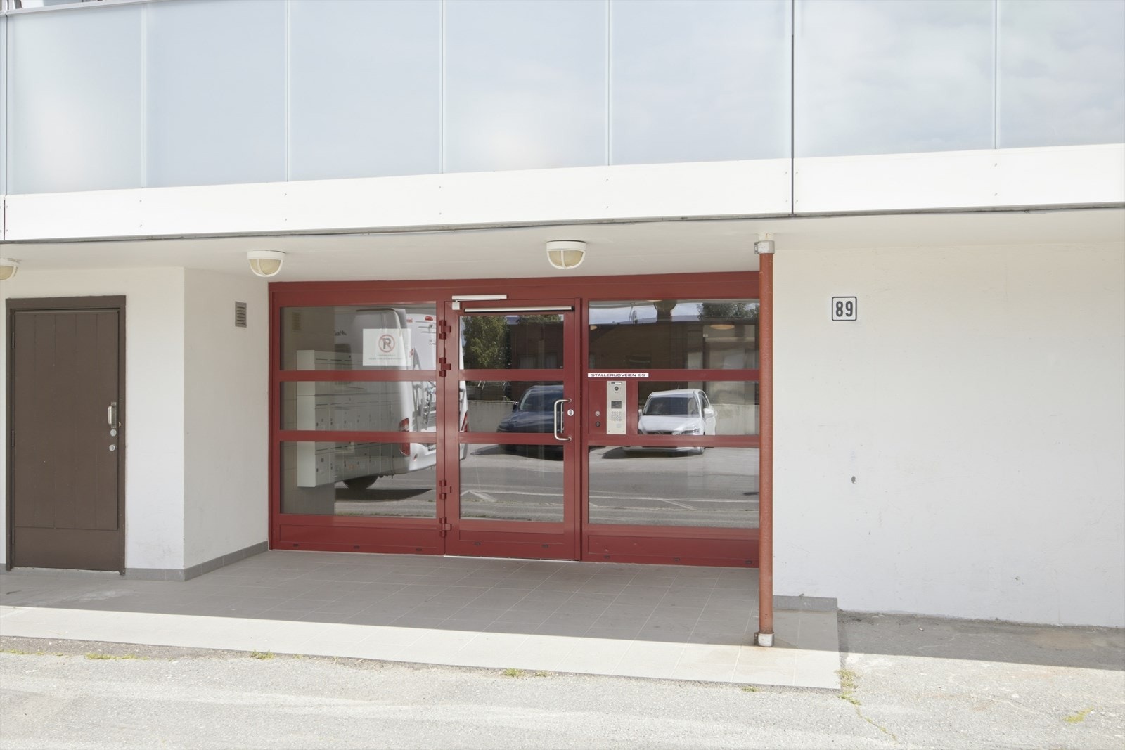 Overbygget hovedinngang gir en skjermet adkomst til bygningen Galleribilde