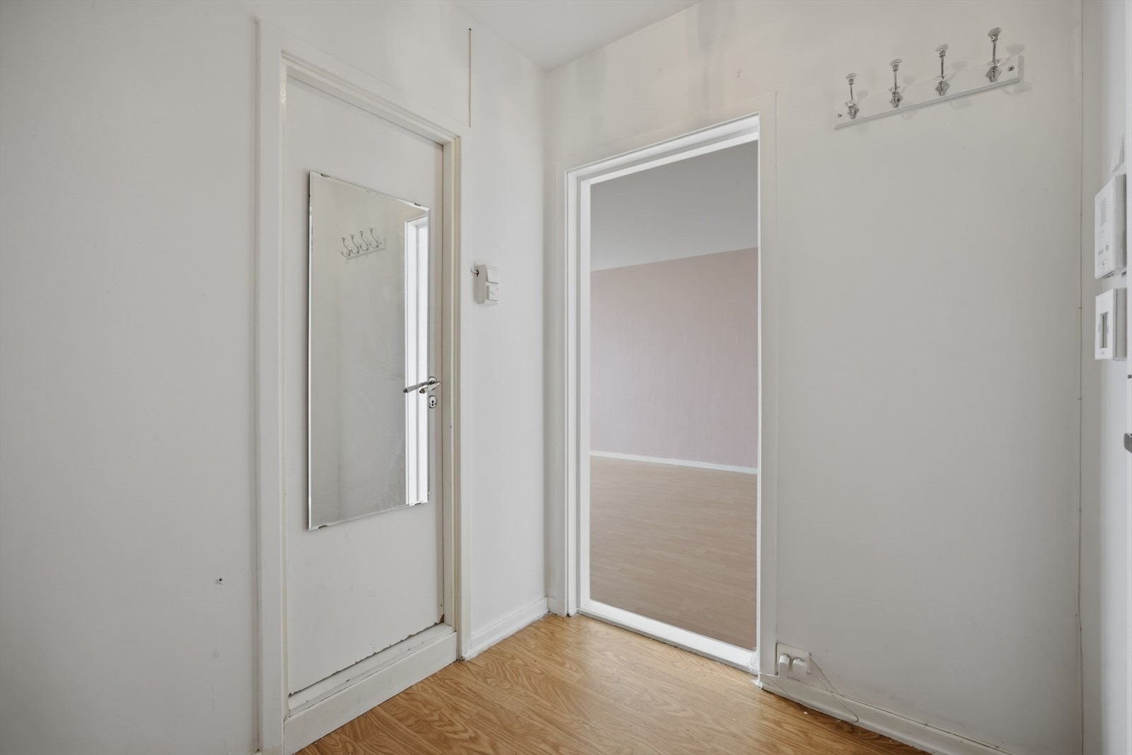 Den sentrale gangen gir effektiv adkomst til boligens øvrige rom Galleribilde