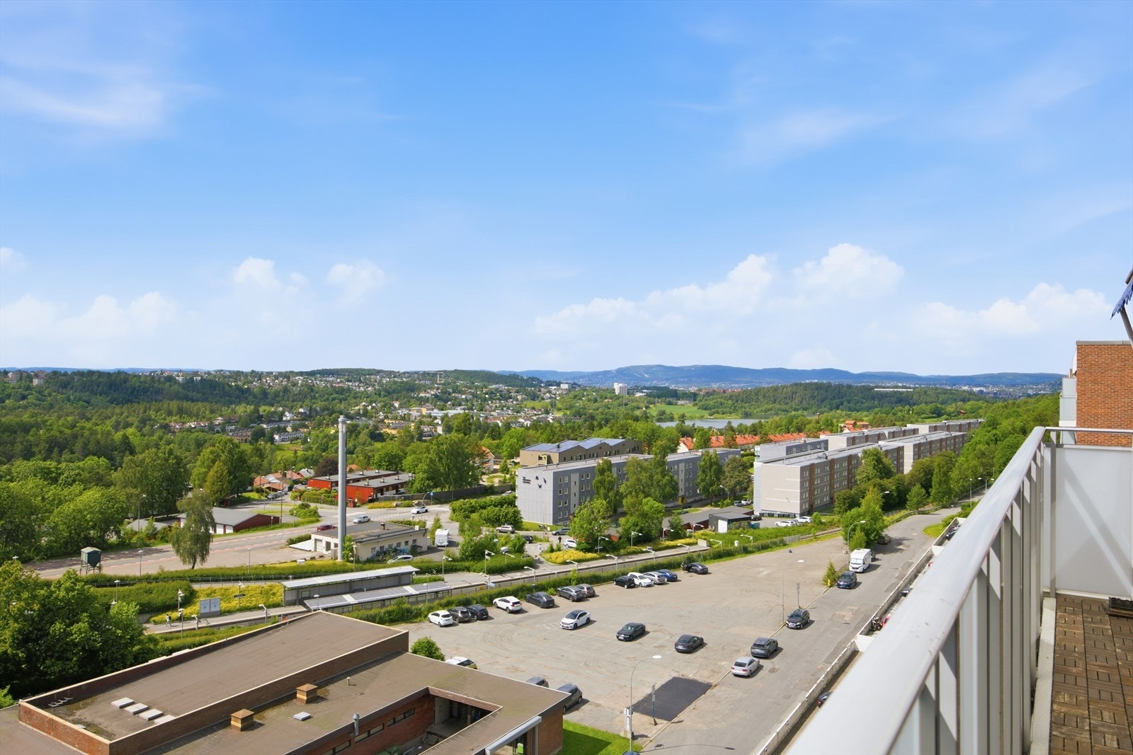 Velkommen til Stallerudveien 89 - høyt og fritt i 9. etasje med vidstrakt utsyn over nærområdet. Den perfekte leiligheten hvis man elsker å se på solnedganger Galleribilde