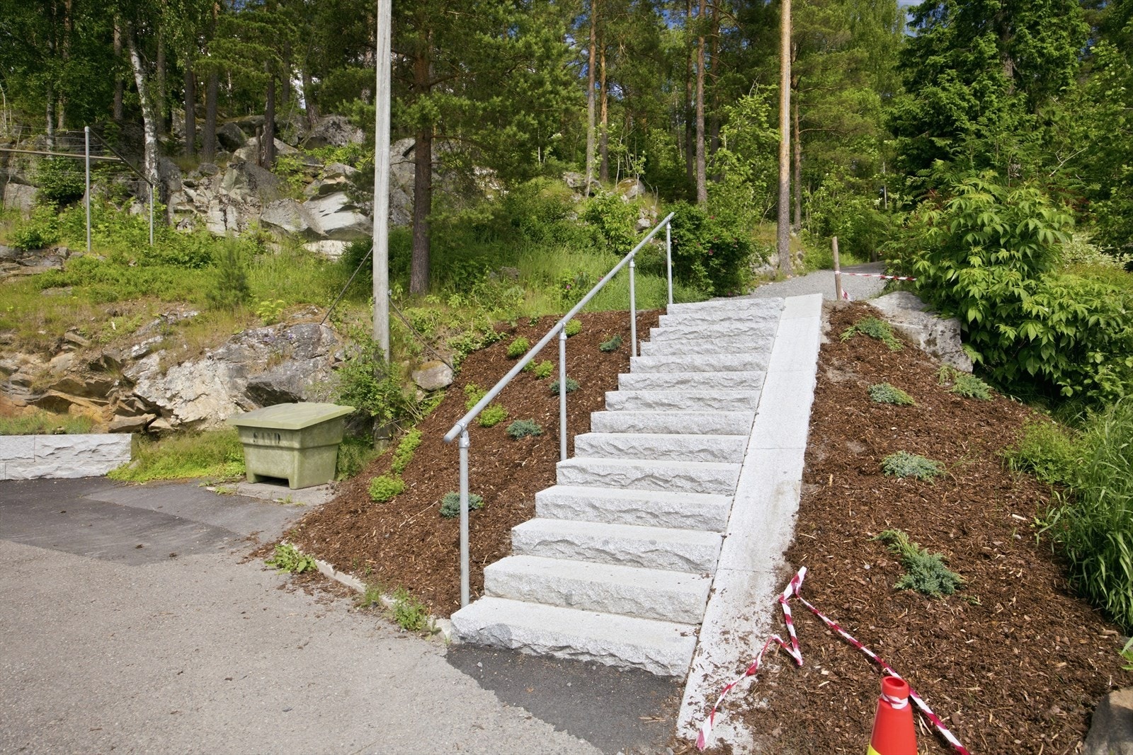 Opparbeidet gangforbindelse leder videre gjennom de grønne omgivelsene. Det er 5 minutter gange fra heisen til trappa med inngang til Østmarka. Derifra er det ca. 10 minutters gange gjennom skogen til Nøklevann. Galleribilde
