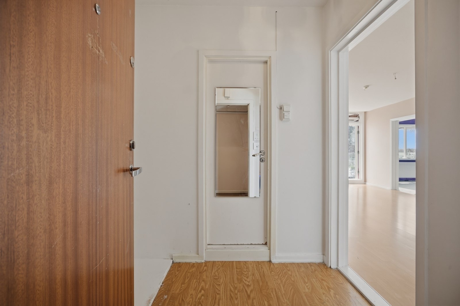 Entré med plass til oppheng og oppbevaring ved inngangspartiet Galleribilde