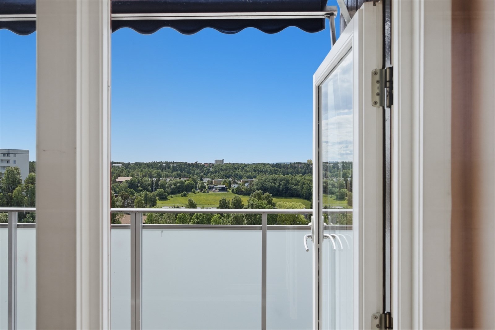 Direkte utgang fra stuen til boligens ca. 10 m² store balkong. Sol hele året fra 13 tiden til den forsvinner over Tryvann. Galleribilde