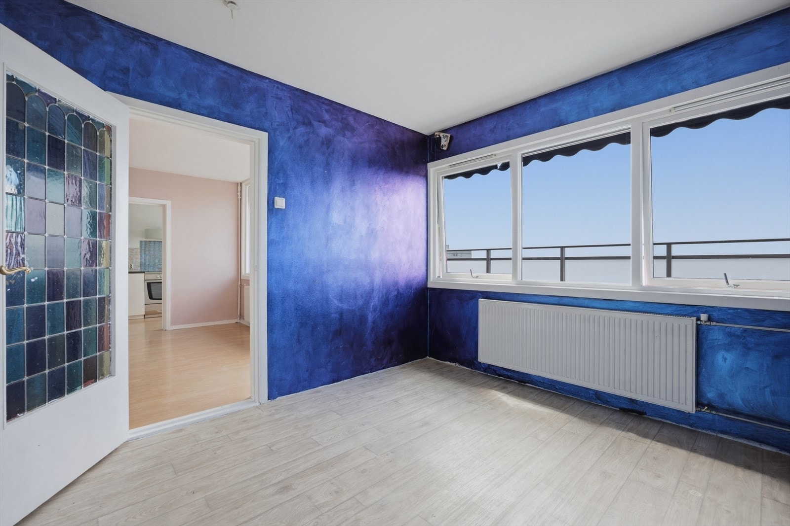 Soverom med god plass til dobbeltseng og nattbord. Alle karmer ble malt sammen med tak og vegger i stua. Galleribilde