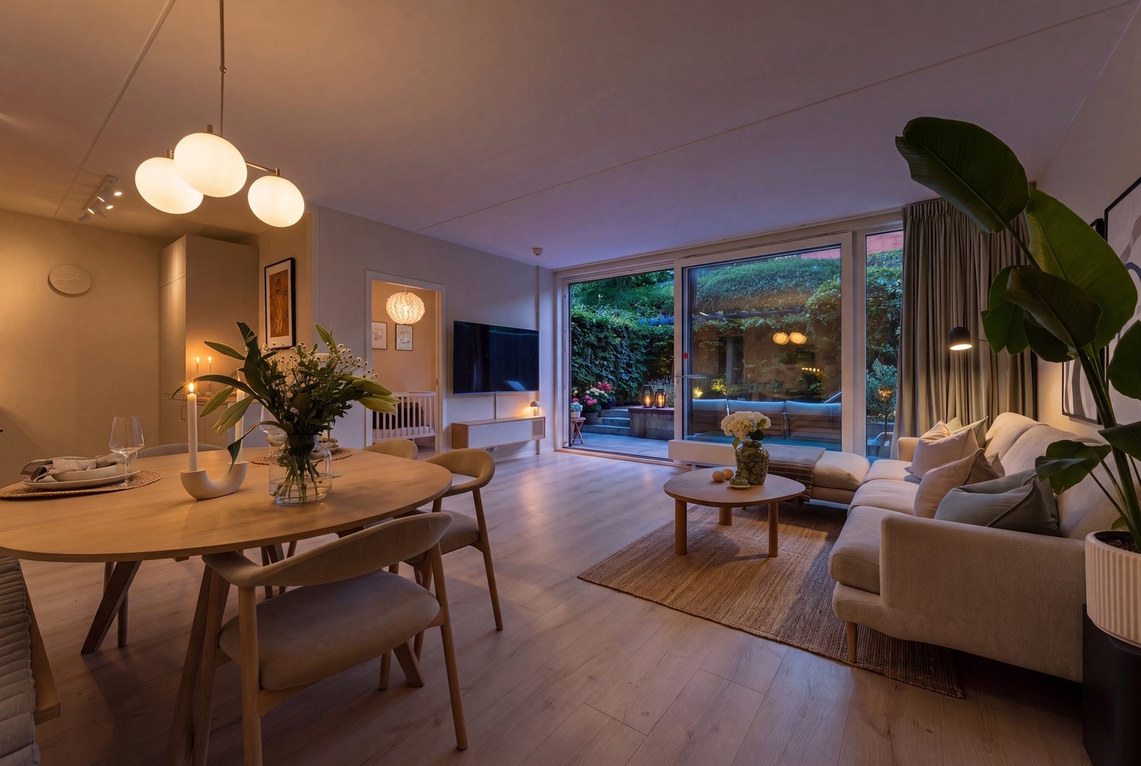 Boligen byr på en gjennomgående god standard - Privat hage, sydvestvendt terrasse på 13 m², garasje, gode solforhold, heis og trappefri adkomst. Bildet er AI-redigert for å illustrere kveldsstemning. Galleribilde