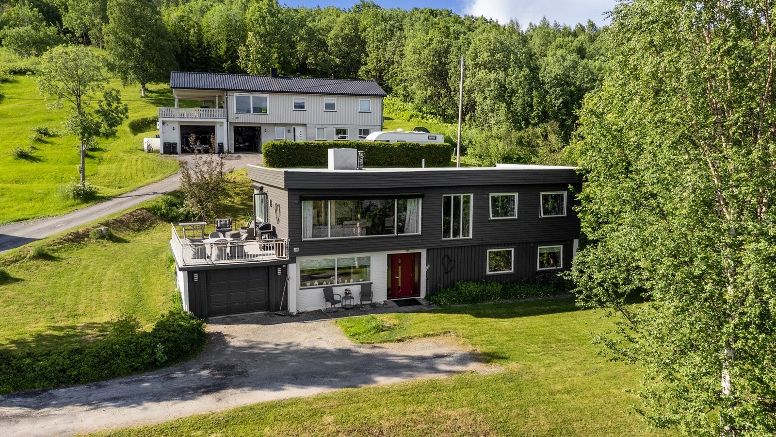 Aktiv Finnsnes presenterer Fragerlidal 259! Familiebolig med integrert garasje og pent opparbeidet uteområde - mulighet for utleie. Foto: Steffen Fossbakk. Galleribilde