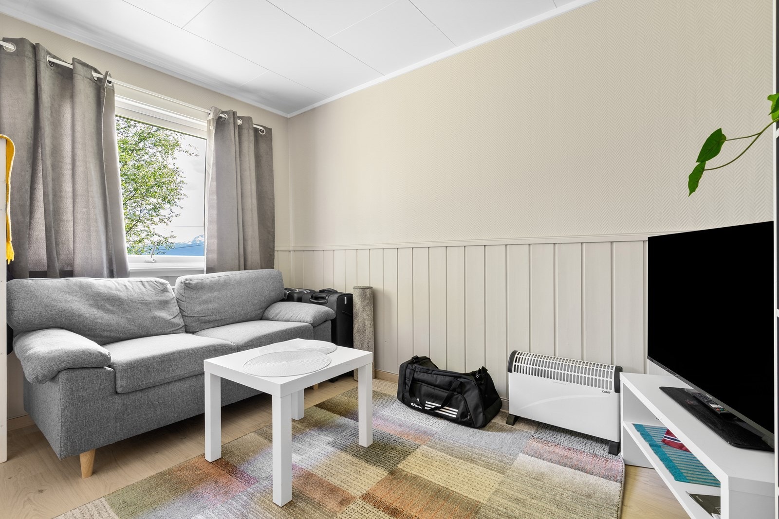 Bruken av kjellerstue, kjøkken, soverom og stue er ikke omsøkt eller godkjent av kommunen, rommene er heller ikke godkjent som rom for varig opphold. Galleribilde