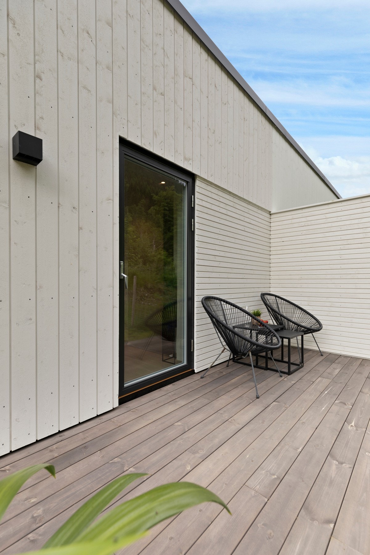 Fra etasjen er det utgang til sørvendt terrasse - Galleribilde