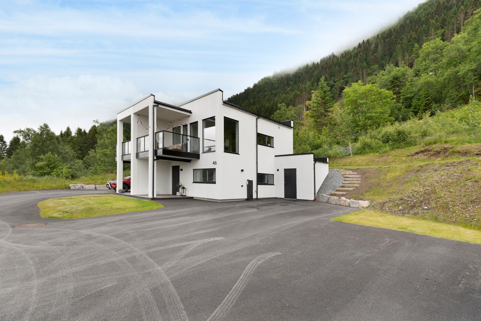 Velkommen til Speidarvegen 46 - en flott tomannsbolig i bakerste rekke. Galleribilde