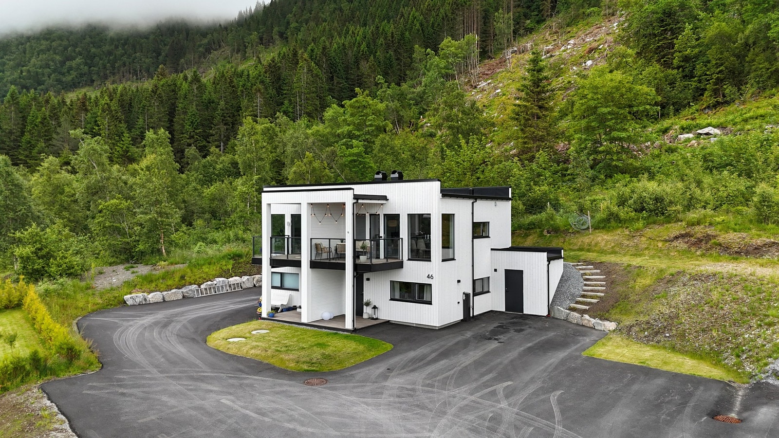 Svært gode parkeringsmuligheter på eiendommen med mulighet for parkering av fire biler. Galleribilde