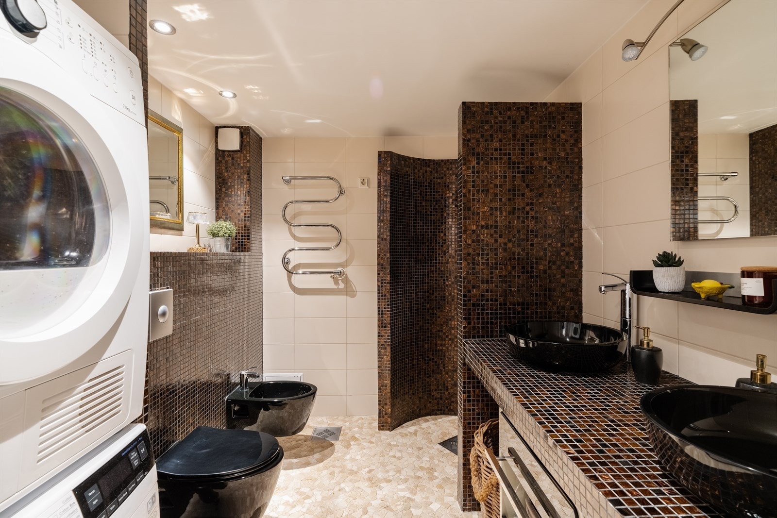 Det er opplegg for vaskemaskin og tørketrommel på badet. Galleribilde