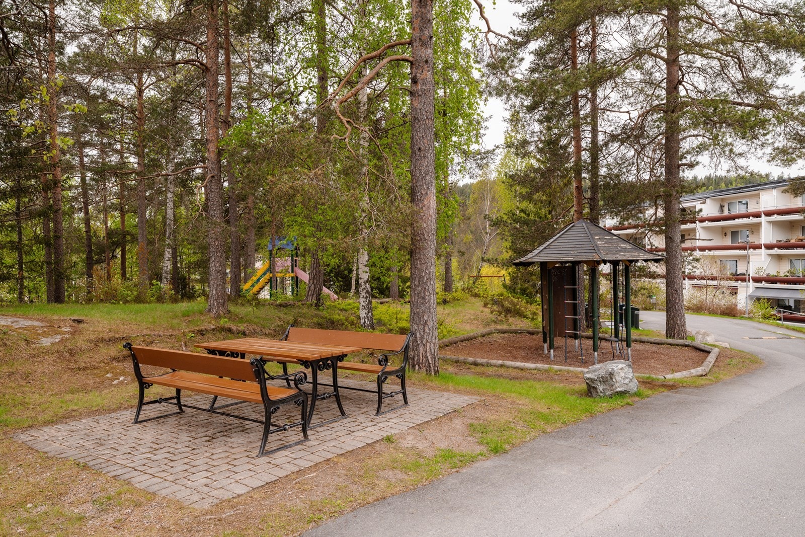 Borettslaget har opparbeidede uteplasser og lekeapparater på fellesområdene. Galleribilde