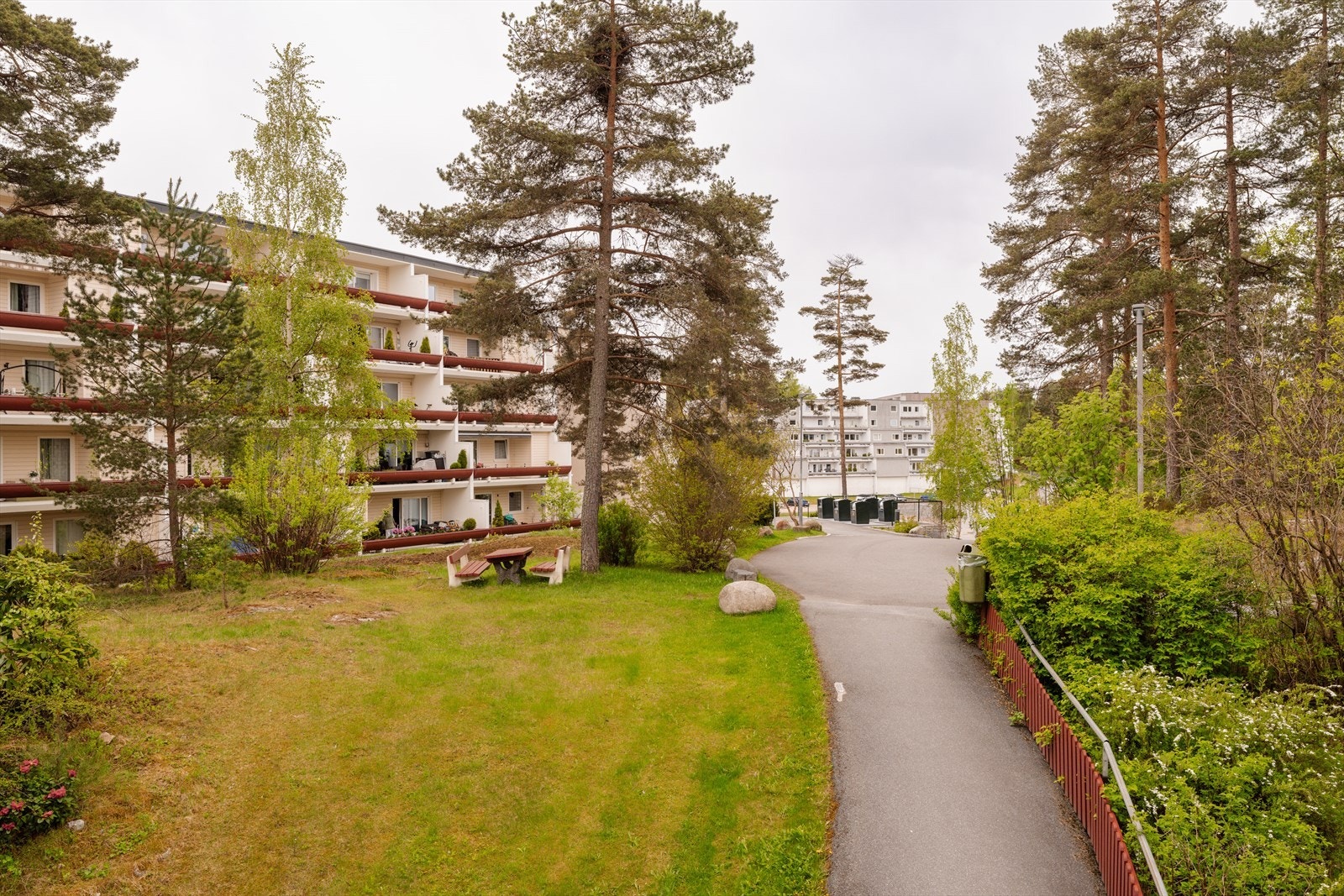 Vestli har svært gode kollektivforbindelser, og Vestli T-banestasjon ligger kun få minutters gange fra boligen. Herfra går linje 5 med hyppige avganger direkte til Oslo sentrum. Galleribilde