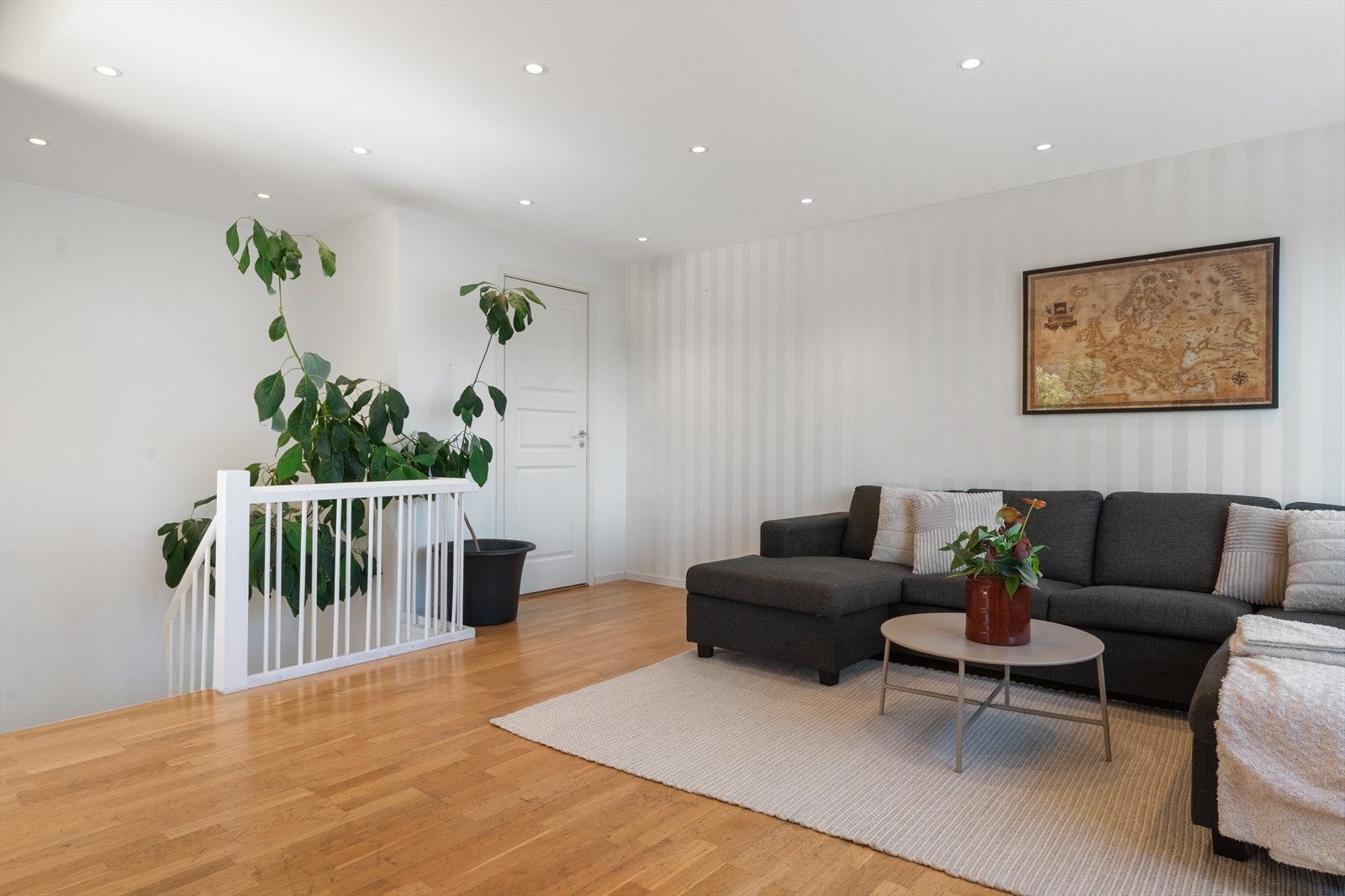 - Boligen har trestavs eikeparkett på gulv, samt downlight belysning - Galleribilde