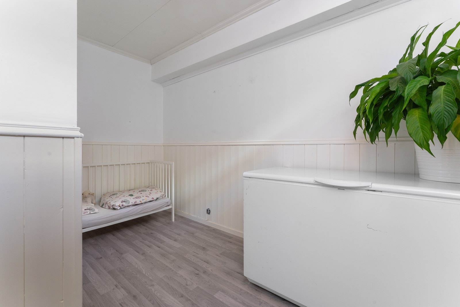 - I underetasjen har man en stor bod, utmerket til lagring - Galleribilde