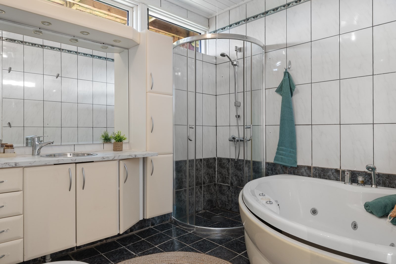 - Helfliset bad med badekar, dusj, stor servant og WC - Galleribilde