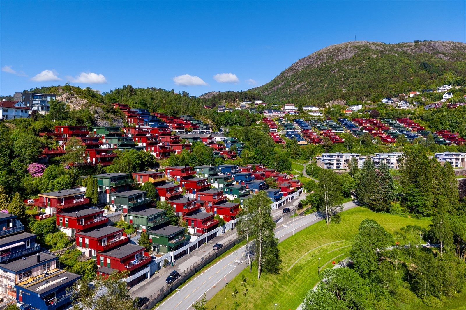 - Dag Hammarskjölds vei ligger sentralt til i Fyllingsdalen, og byr på blant annet Lynghaugparken, hvor en kan spille frisbeegolf - Galleribilde