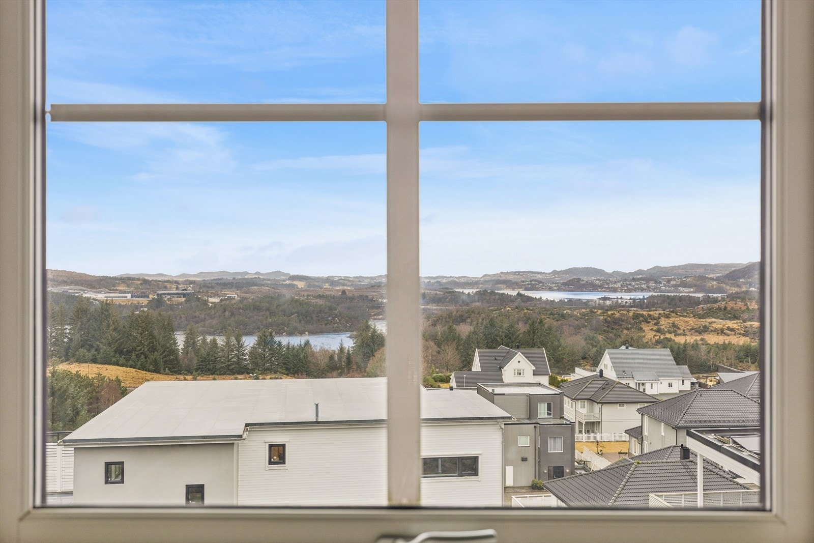 Fra 2. etasje har man en åpen og fin utsikt over det omkringliggende landskapet. Galleribilde