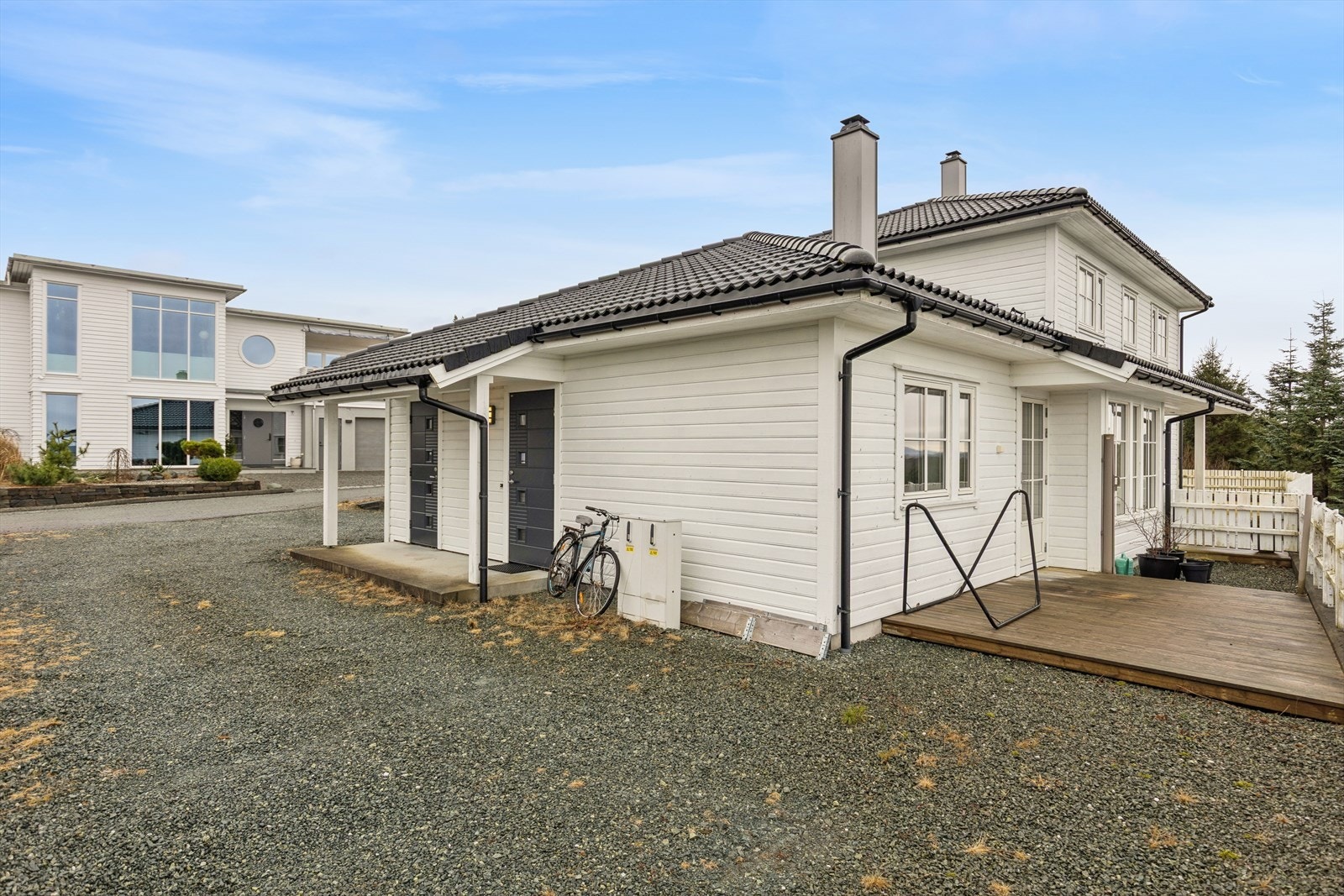 Både hoveddel og leilighet har direkte adkomst til bod fra inngangspartiet. Galleribilde
