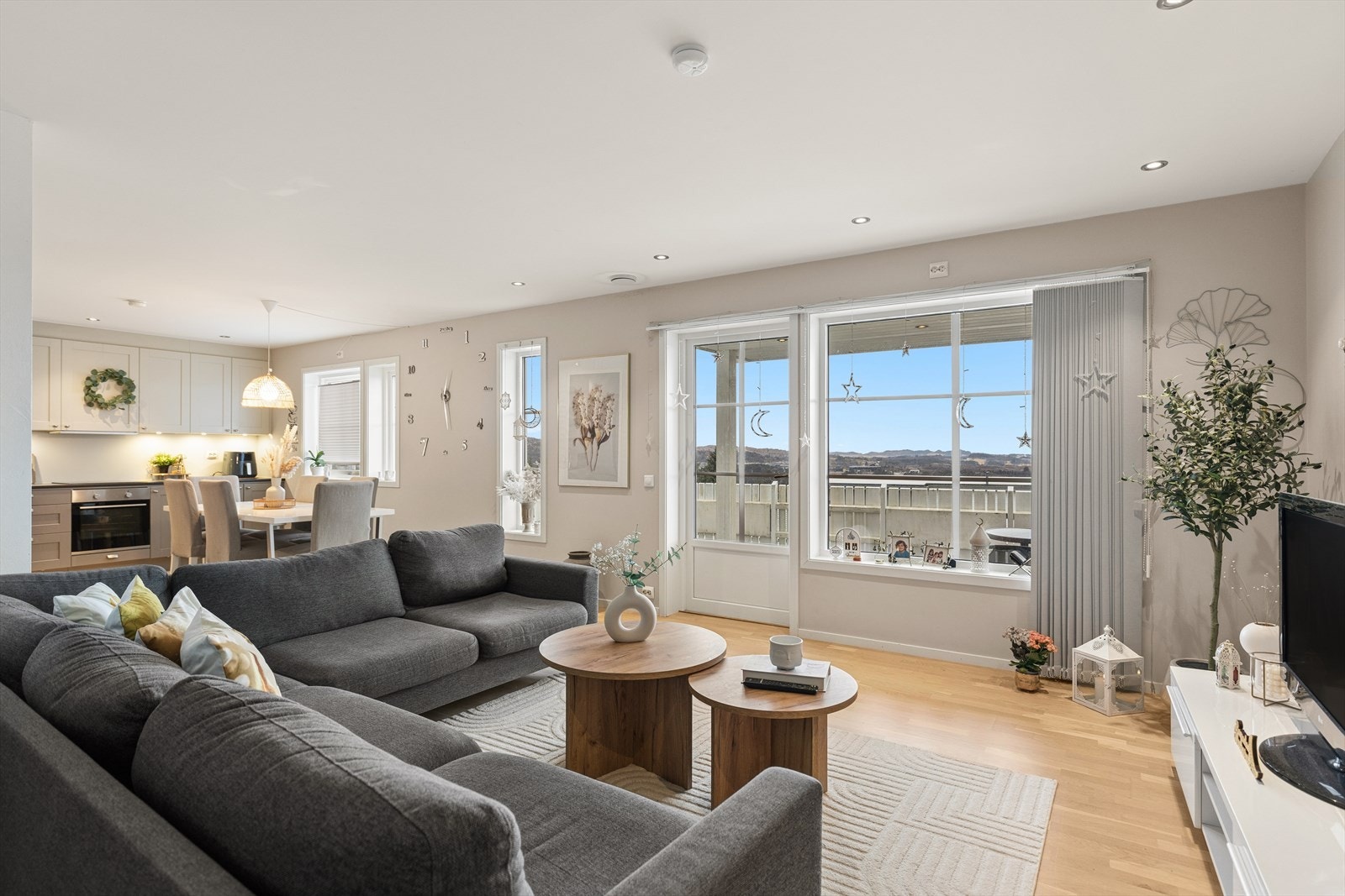 Stuen er et lyst og åpent rom med god plass til både sofagruppe og spisebord. Galleribilde