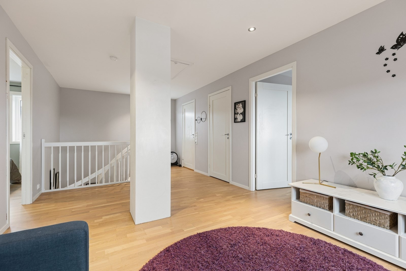 Fra loftstuen er det adkomst til etasjens soverom og bad. Galleribilde
