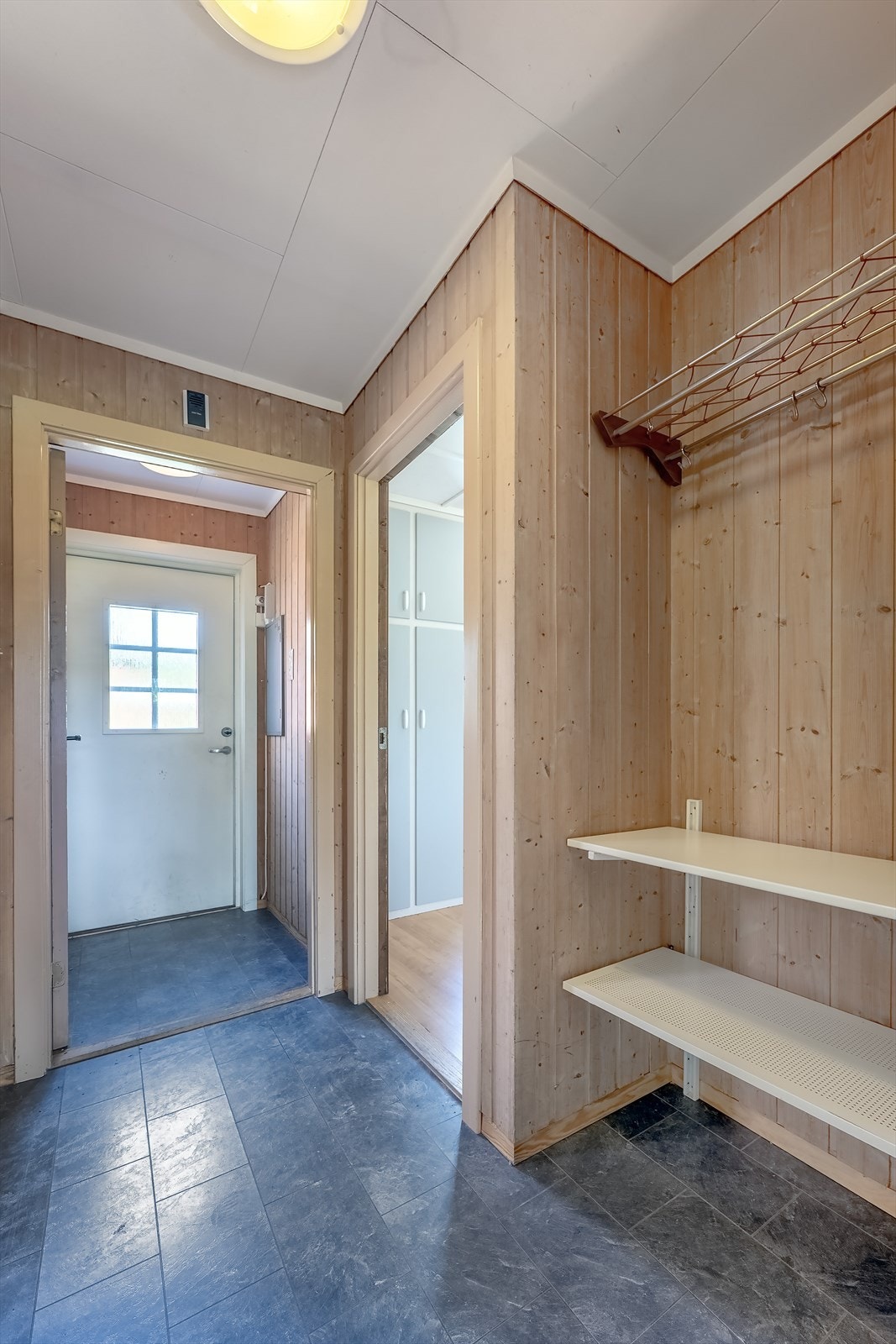 Velkommen inn! Vindfang og entré med garderobeplass Galleribilde