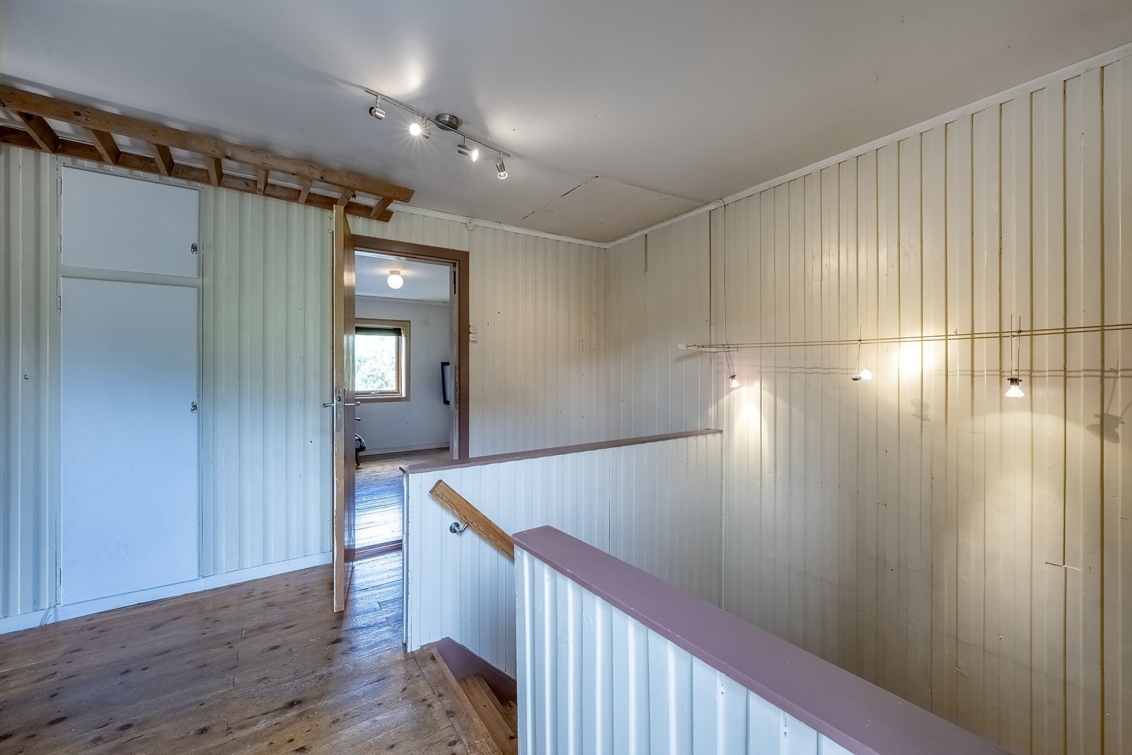 Gang i boligens 2. etasje med adkomst til etasjens øvrige rom Galleribilde