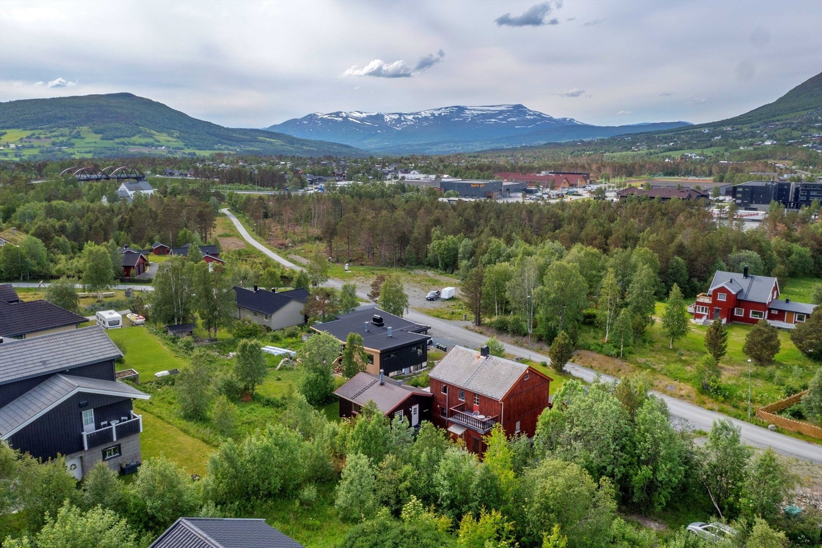 Eiendommen har en meget sentral beliggenhet like sør for sentrumskjernen i Oppdal Galleribilde