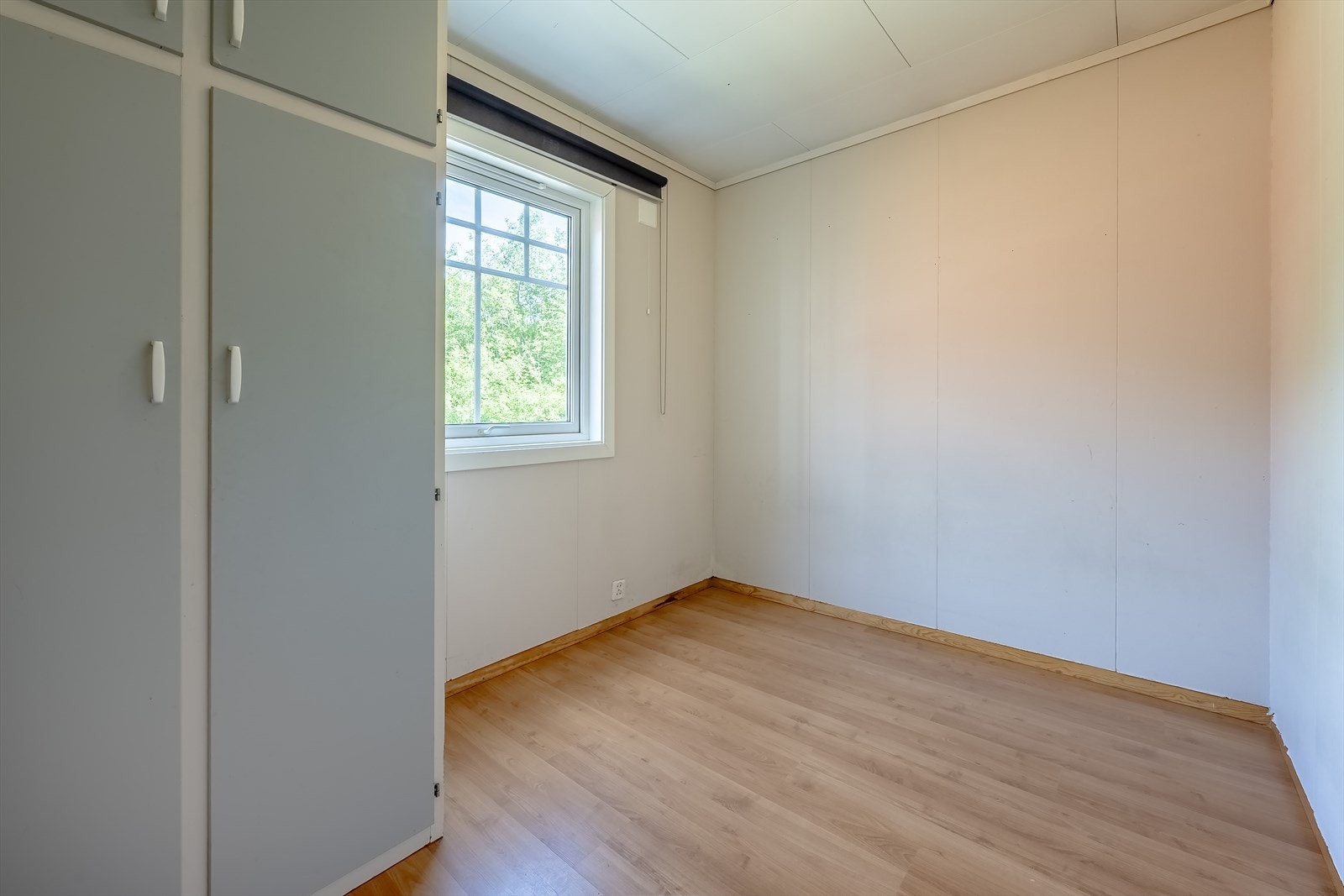 Soverom med plassbygde garderobeskap Galleribilde