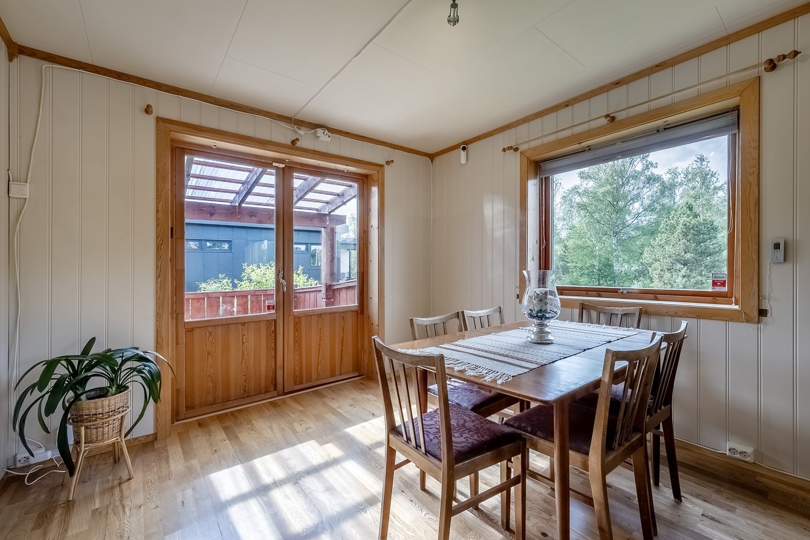 Utgang til stor takoverbygd terrasse/pergola Galleribilde