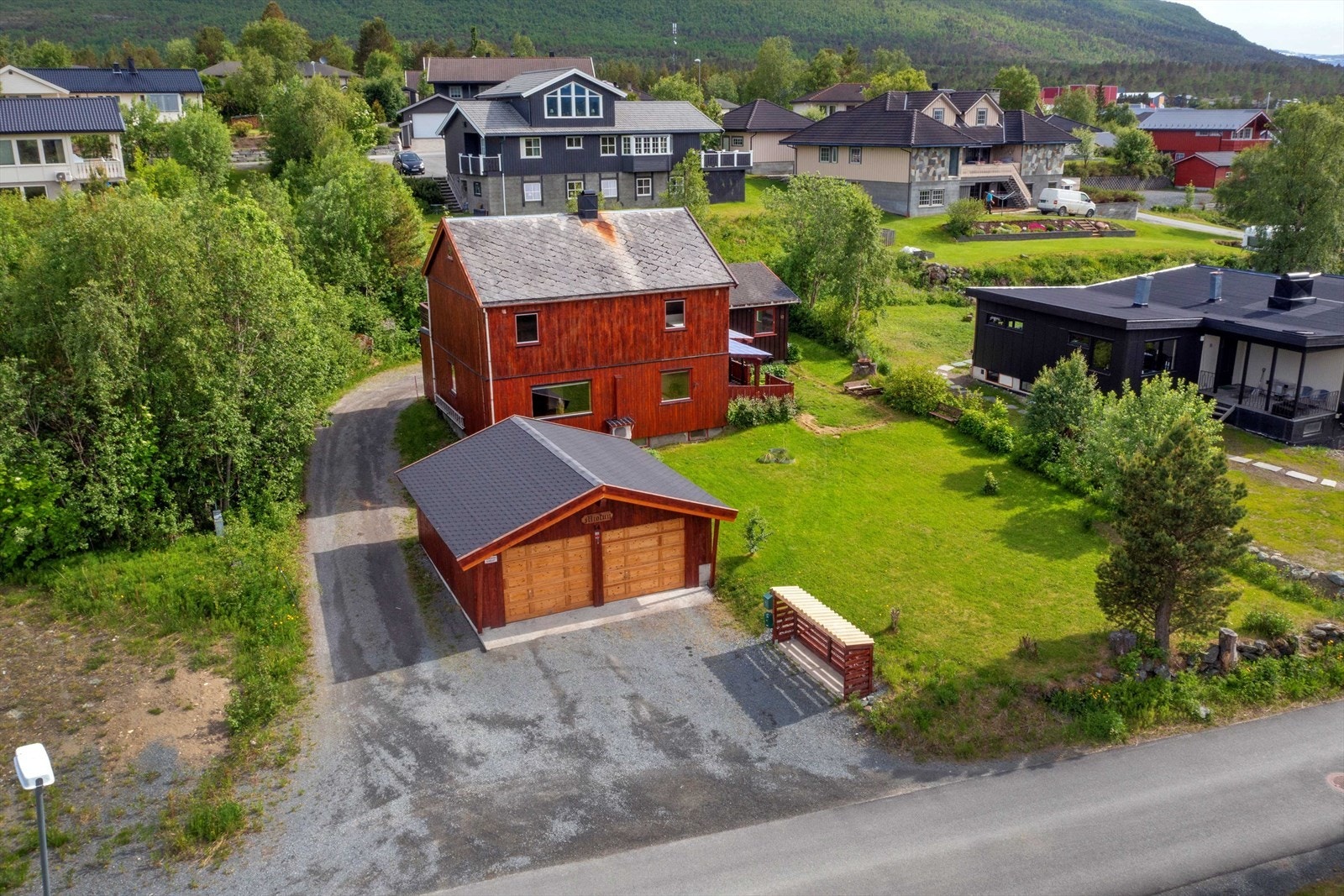 Enebolig med tilbygget bolig og dobbel garasje Galleribilde