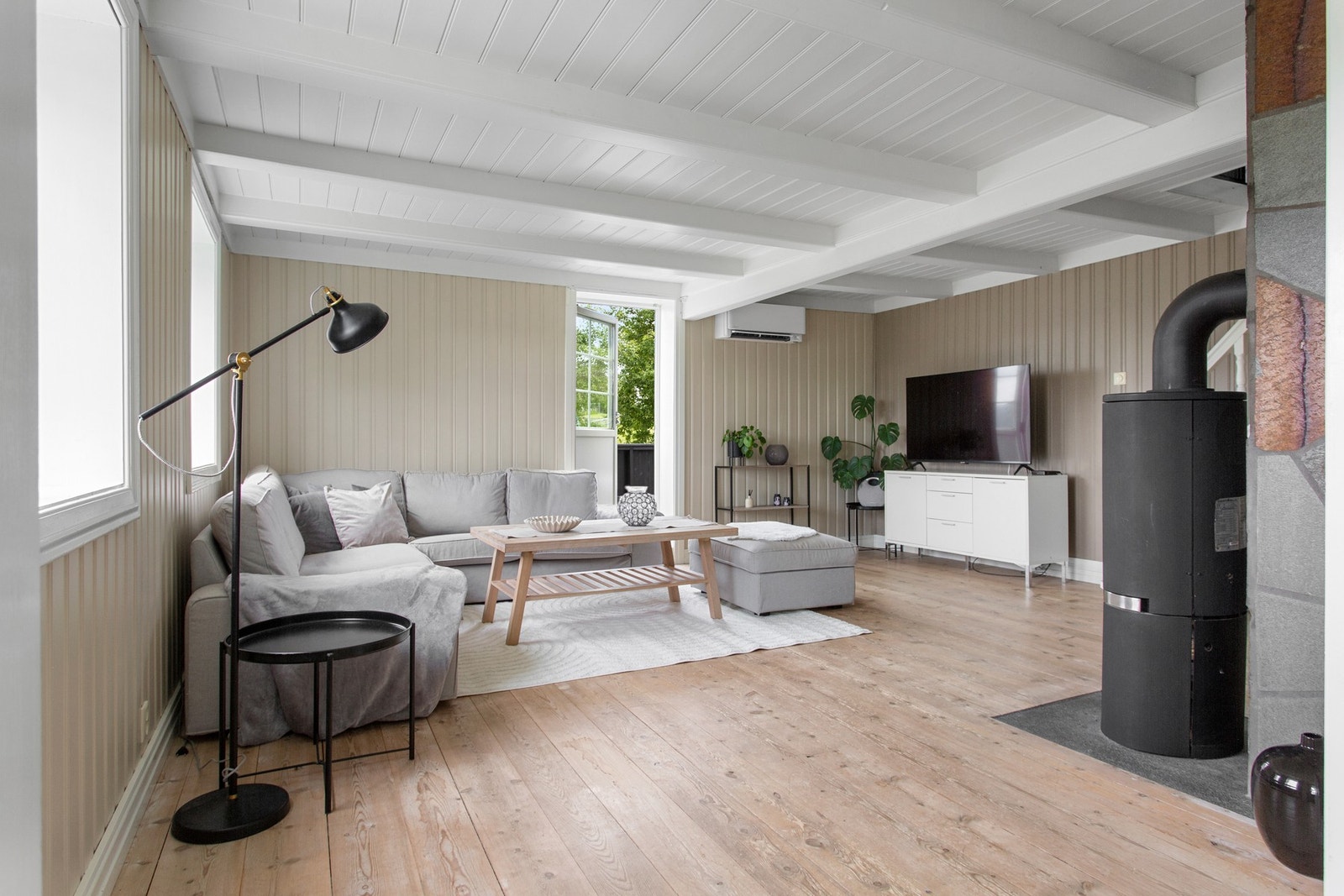 Lys og romslig stue. Galleribilde