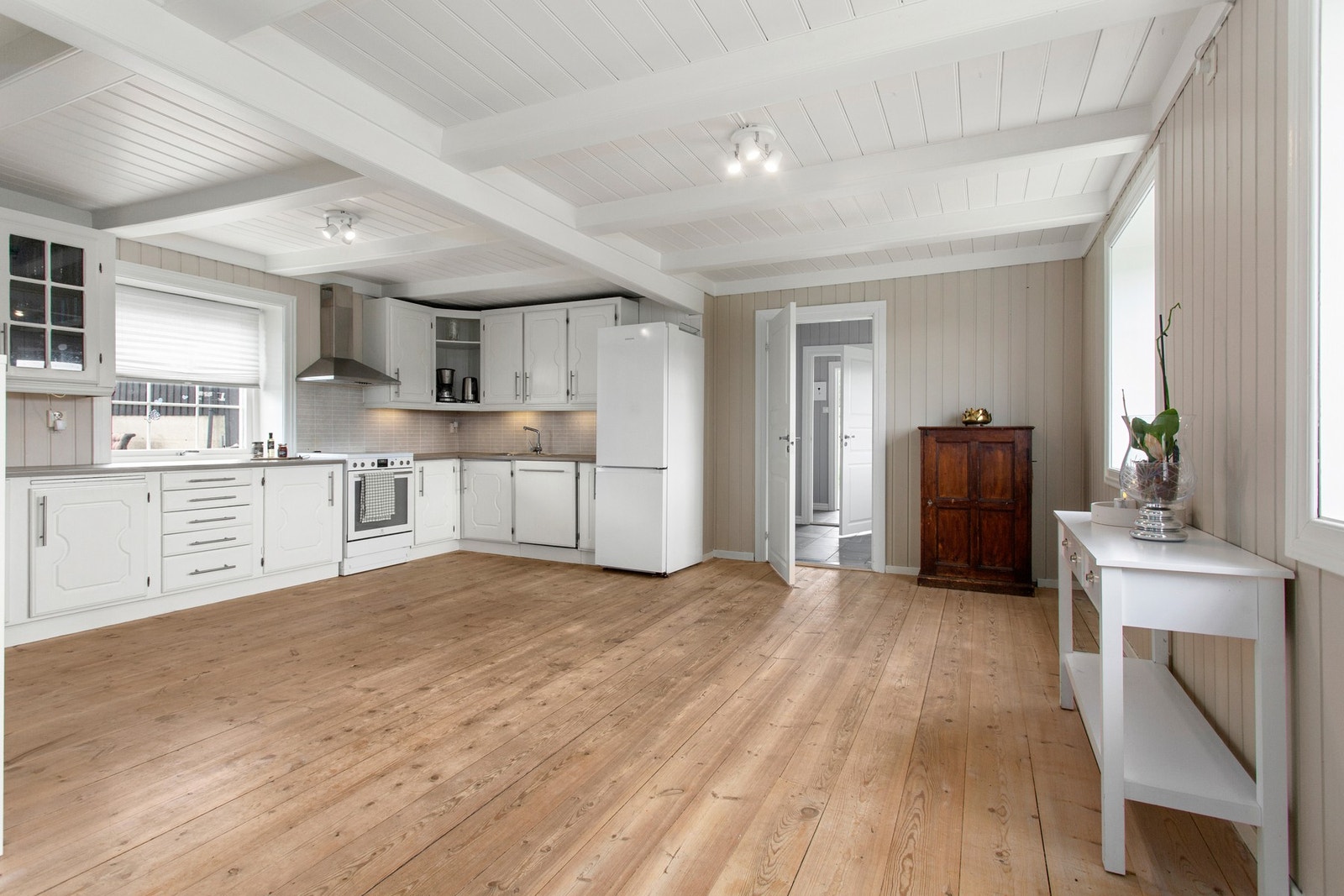 Stue/kjøkken i delvis åpen løsning. Galleribilde