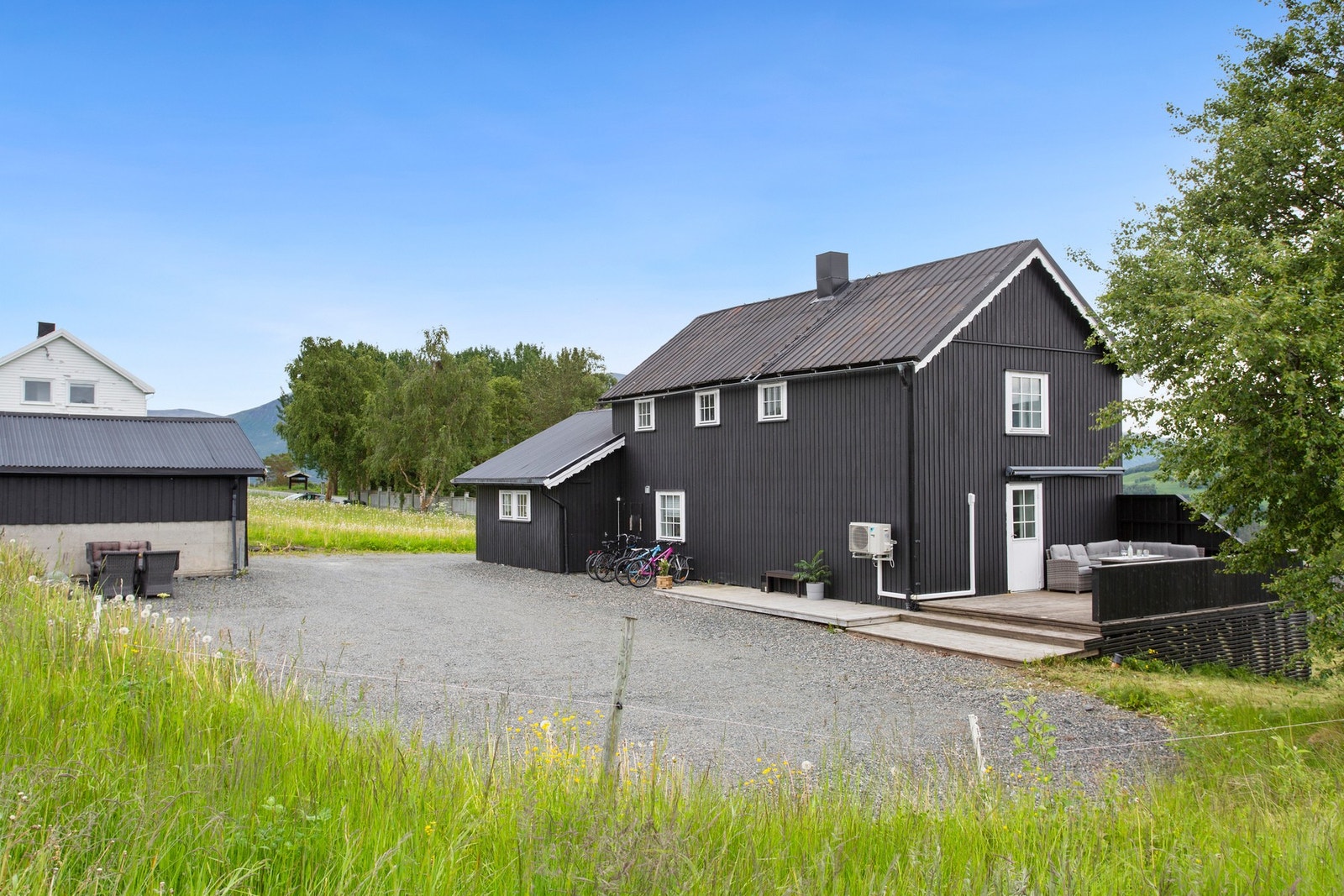 Boligen har landlig beliggenhet ca. 4 minutter med bil vest for Oppdal sentrum. Galleribilde
