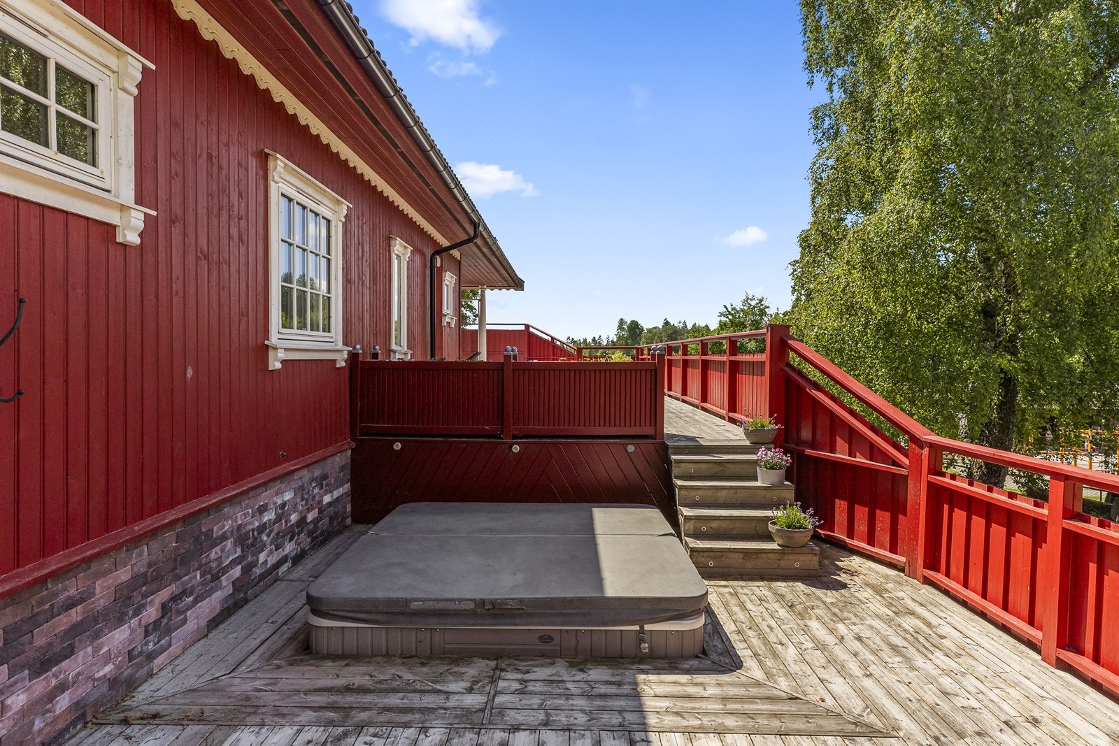 Fine uteplasser. Nedfelt jacuzzi. Galleribilde