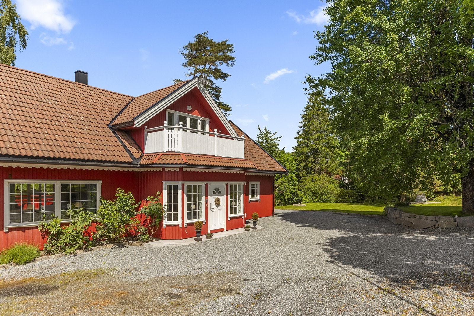 Romslig gårdsplass. Galleribilde