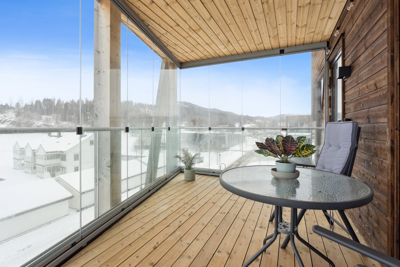 Balkongen er innglasset og har god plass til ønsket møblement. Galleribilde