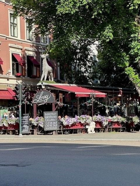 Lorry er en av Oslos mest ikoniske restauranter og møteplasser – kun en kort spasertur fra leiligheten. Galleribilde