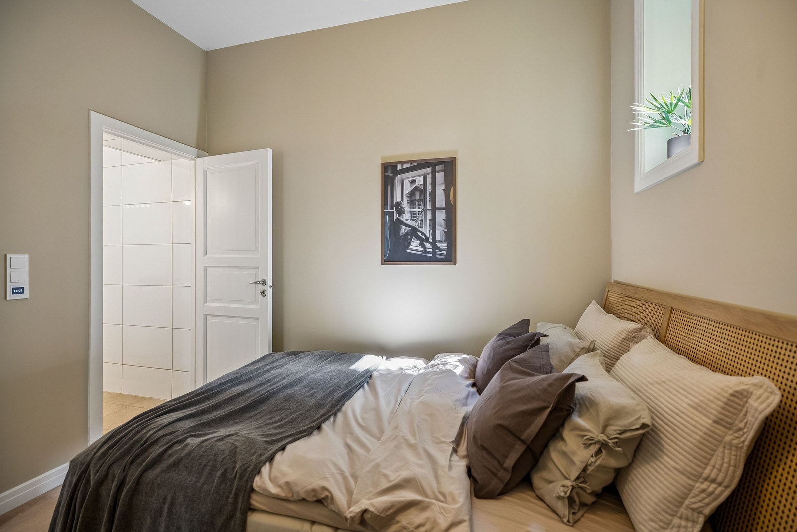 Romslig rom med plass til 140–160 cm seng og gode møbleringsmuligheter. Galleribilde