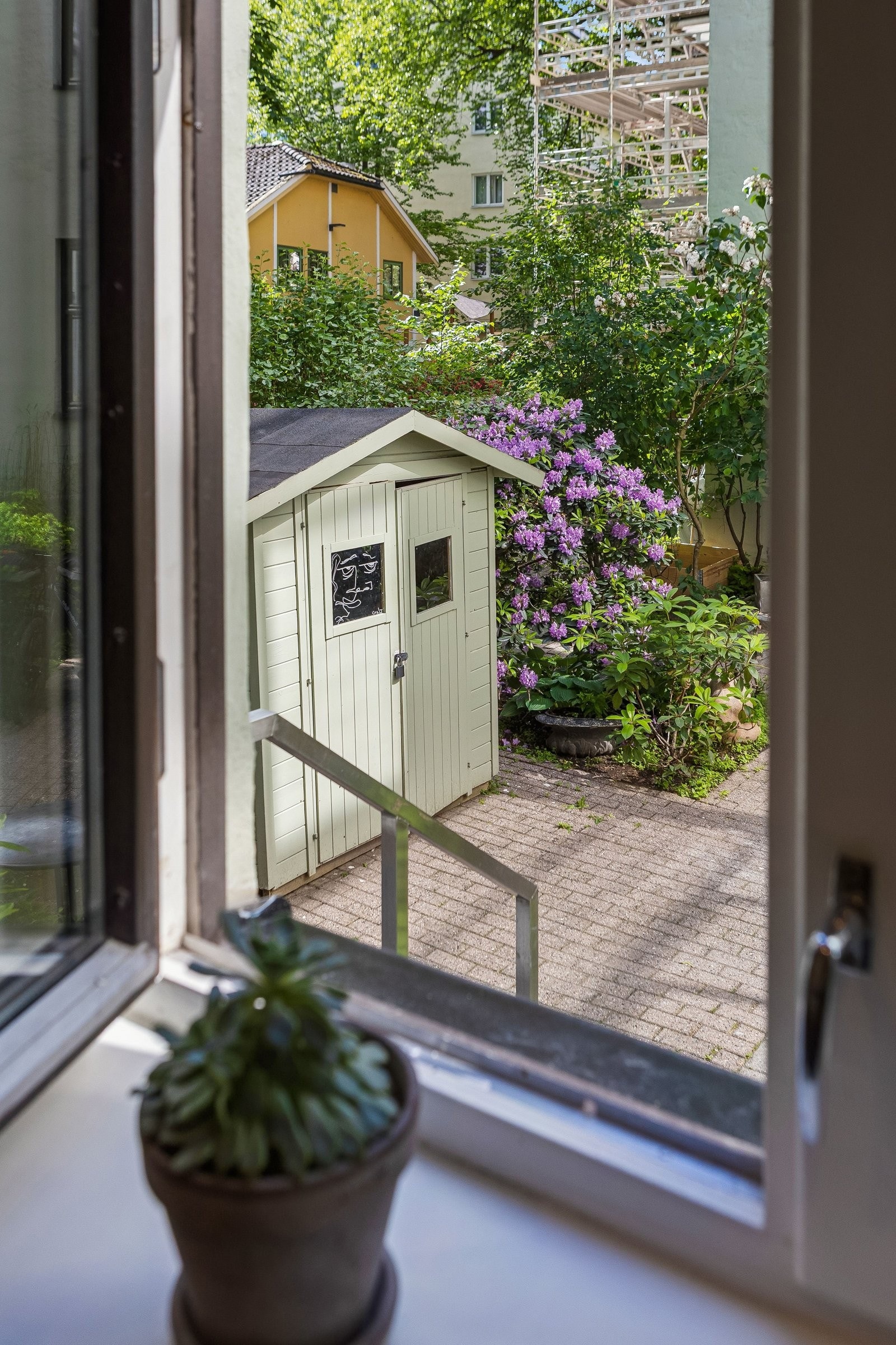 Skjermet og hyggelig gårdsrom som gir en rolig atmosfære midt i byen. Galleribilde