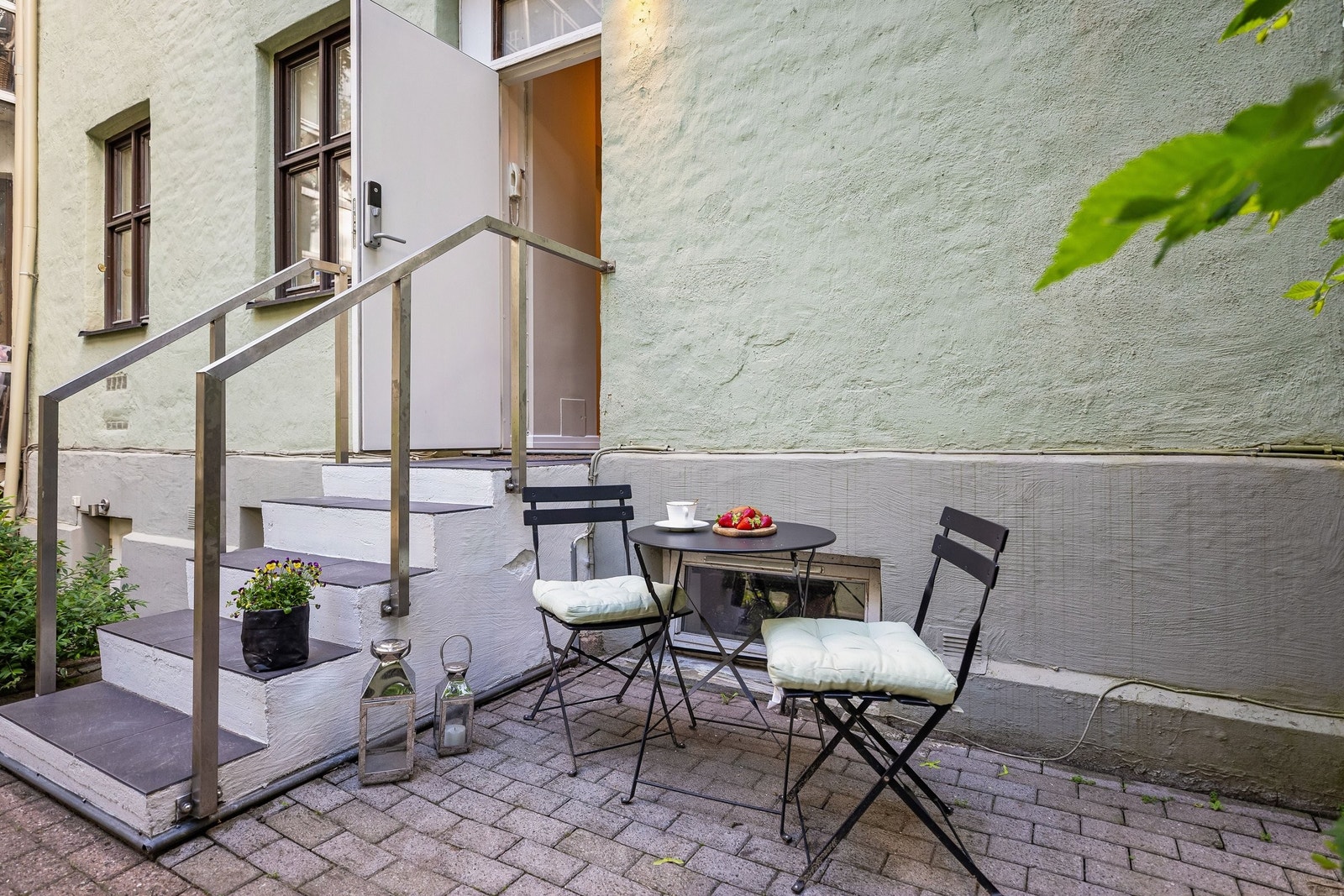 Ved inngangen er det plass til et lite bord og stoler. Galleribilde