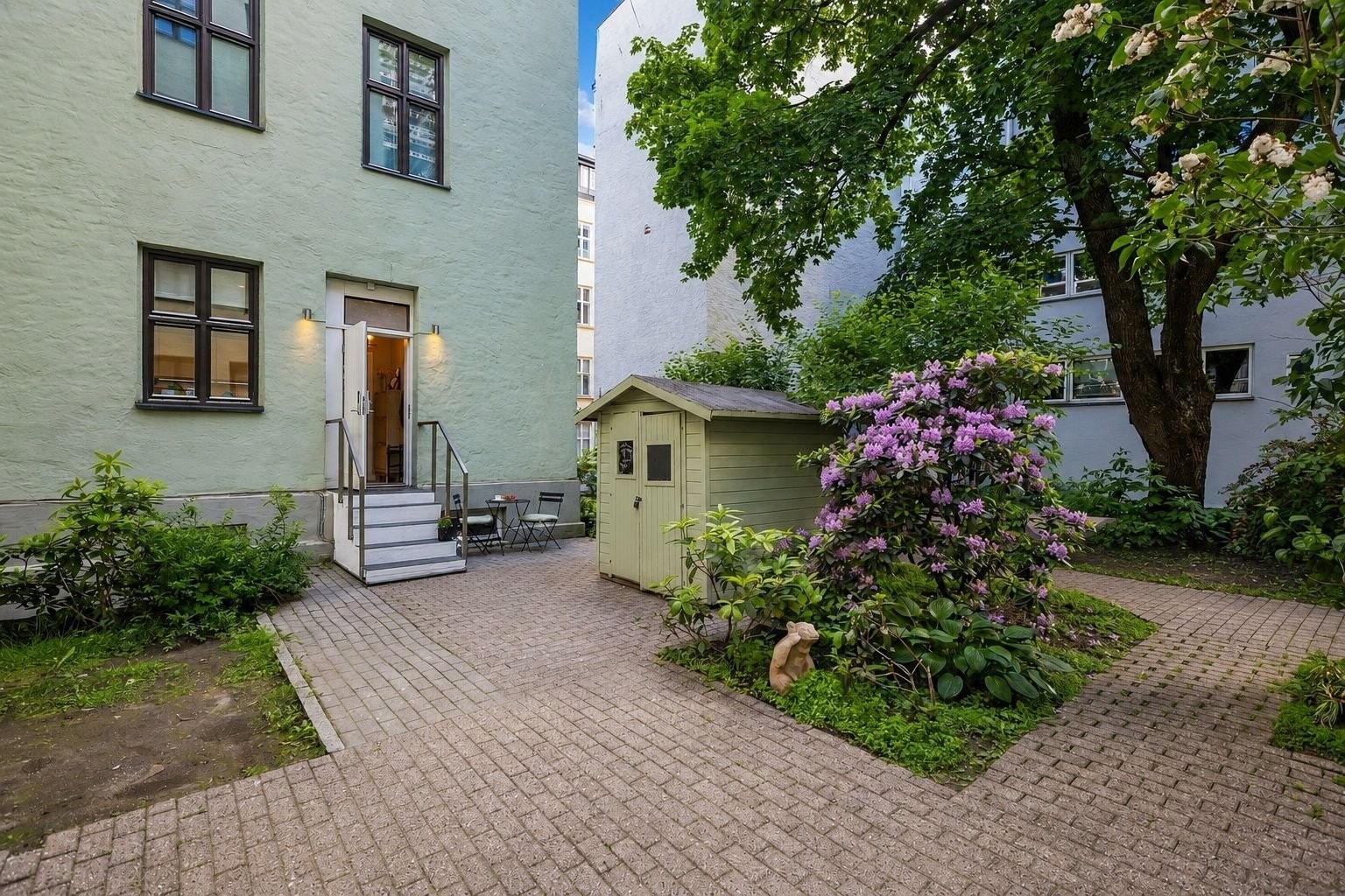 Townhouse-følelse med egen inngang i rolig bakgård. Galleribilde