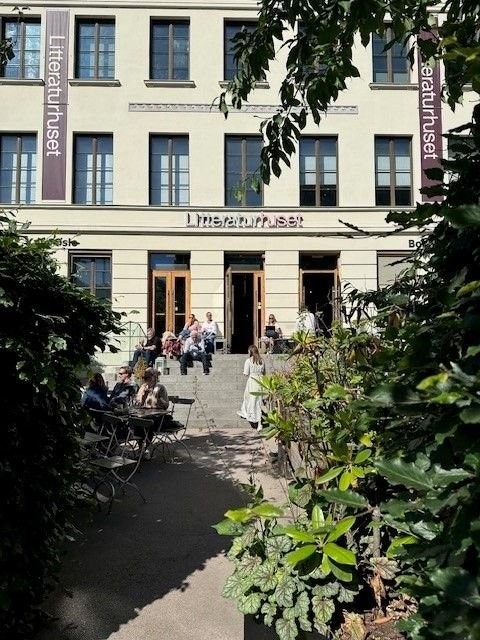 Her bor du med kort vei til blant annet kafeer, restauranter, butikker, treningssenter og grønne områder. Galleribilde