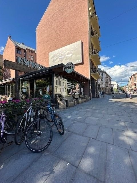 Området byr på et bredt utvalg av caféer og hyggelige møteplasser, perfekt for en kaffe på vei til jobbet eller studier. Galleribilde